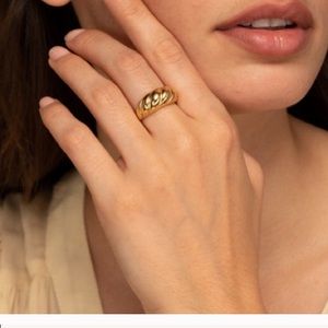 LAST DAYS Gold croissant dome rope ring